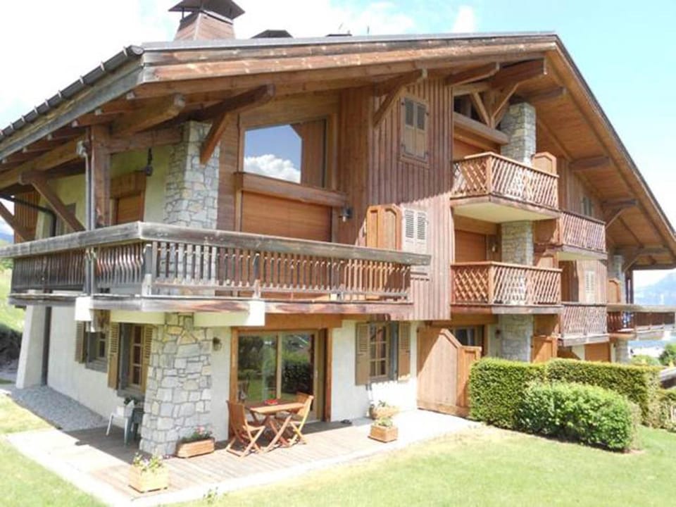 Facade/entrance, Garden, Balcony/Terrace, Mountain view