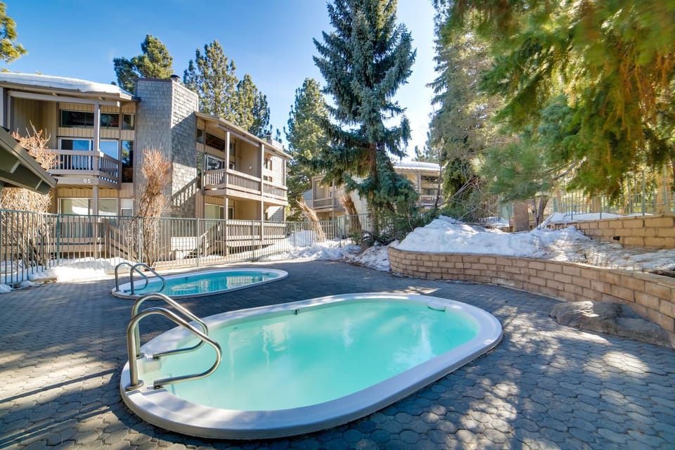 Resort Condo w/ Hot Tub & Pool, Near Ski Lift House in Mammoth Lakes