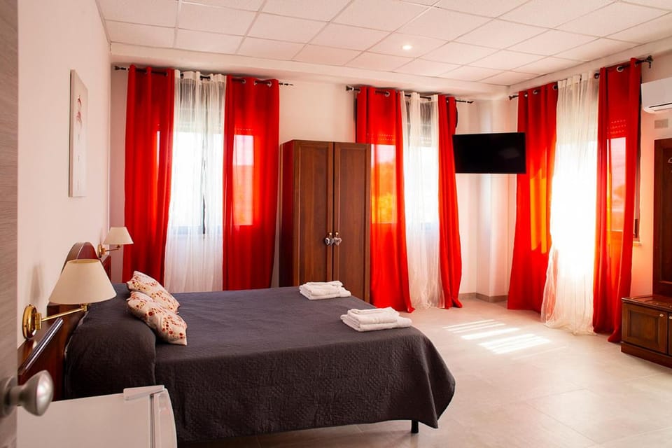 Bed, TV and multimedia, Photo of the whole room, Bedroom, towels, wardrobe
