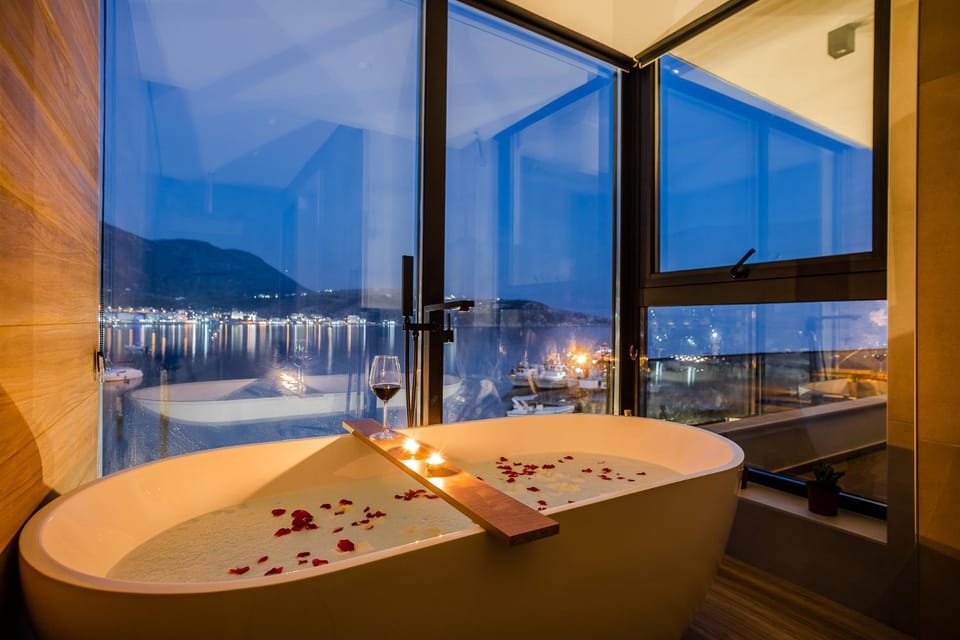 Night, Bathroom, View (from property/room), City view, City view, Sea view, Sea view, Location, Bath