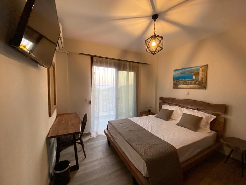 Bed, TV and multimedia, Photo of the whole room, Bedroom