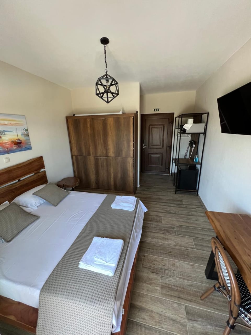 Bed, TV and multimedia, Photo of the whole room, Bedroom, towels, wardrobe