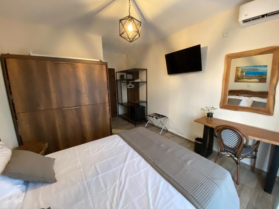 Bed, TV and multimedia, Photo of the whole room, Bedroom, minibar, wardrobe, air conditioner