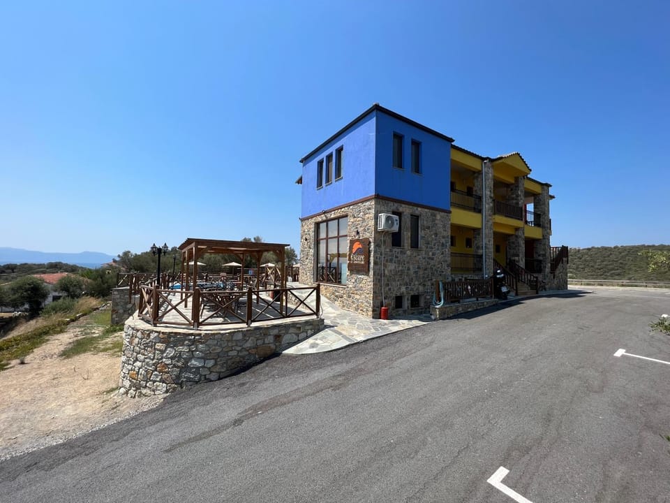 Property building, Natural landscape, Mountain view, Sea view, Street view, Parking
