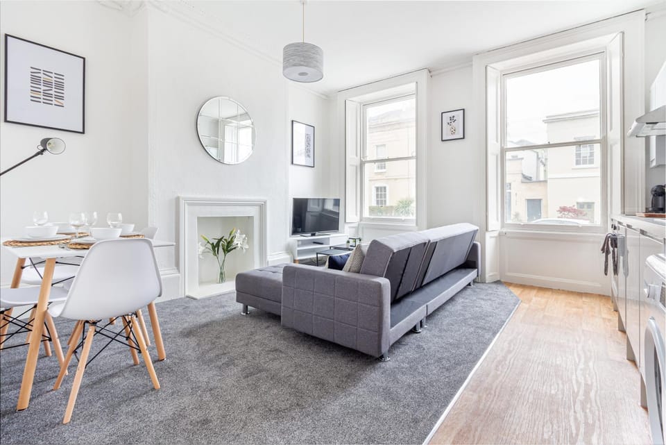 TV and multimedia, Kitchen or kitchenette, Living room, Seating area, Dining area