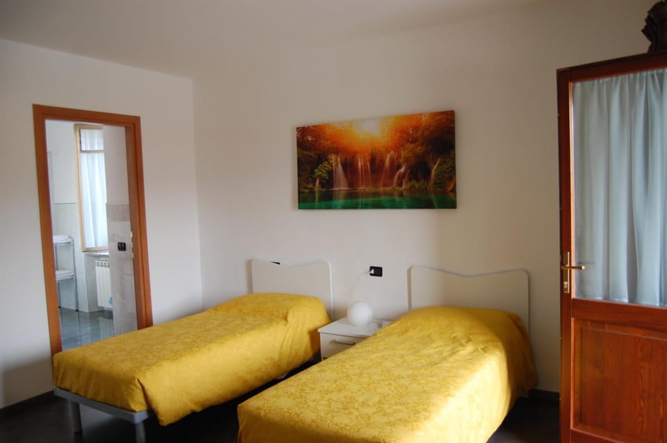 Shower, Bed, Bathroom, TV and multimedia, View (from property/room)