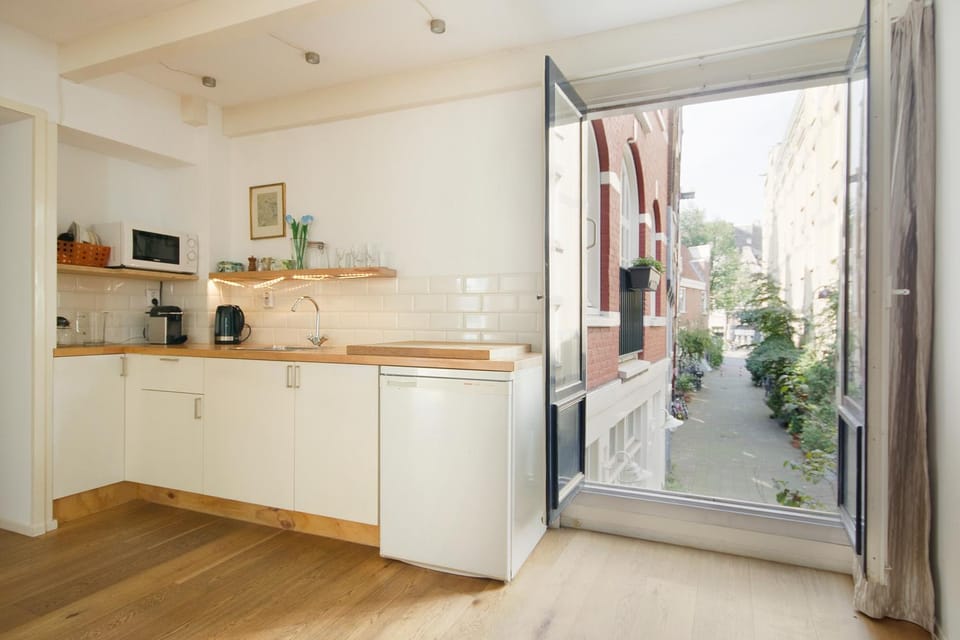 Coffee/tea facilities, View (from property/room), Street view