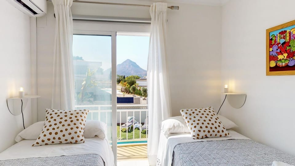 Bed, Natural landscape, View (from property/room), Balcony/Terrace, Photo of the whole room, Bedroom, Mountain view