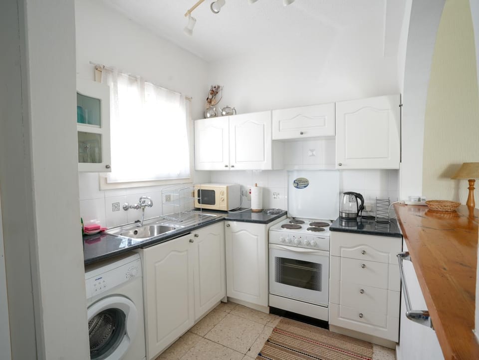 Kitchen or kitchenette, oven, washing machine