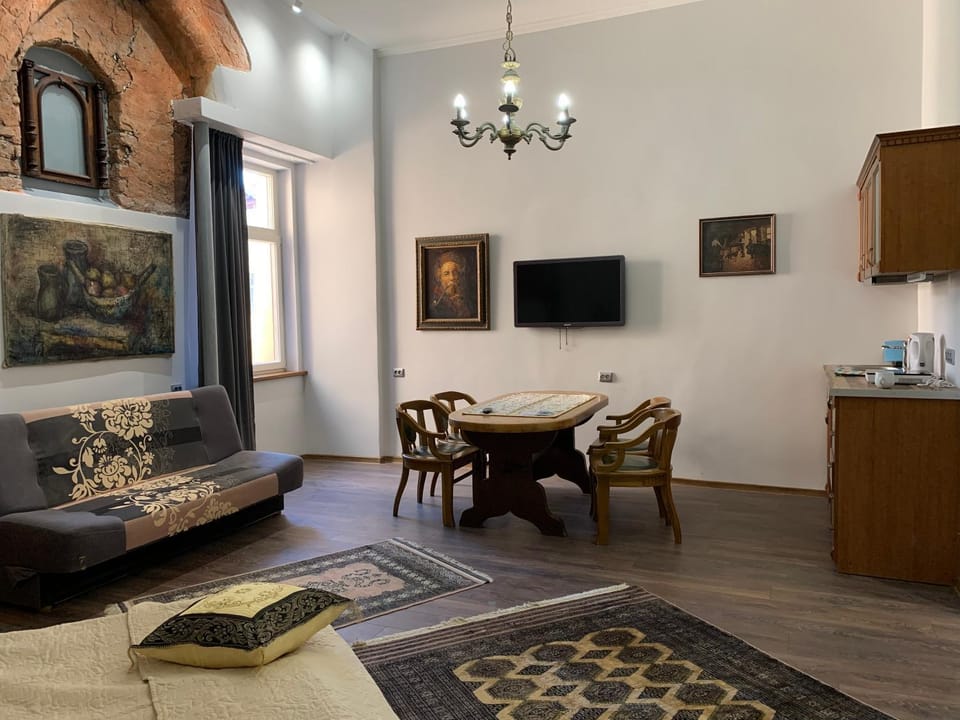 TV and multimedia, Living room, Seating area, Dining area