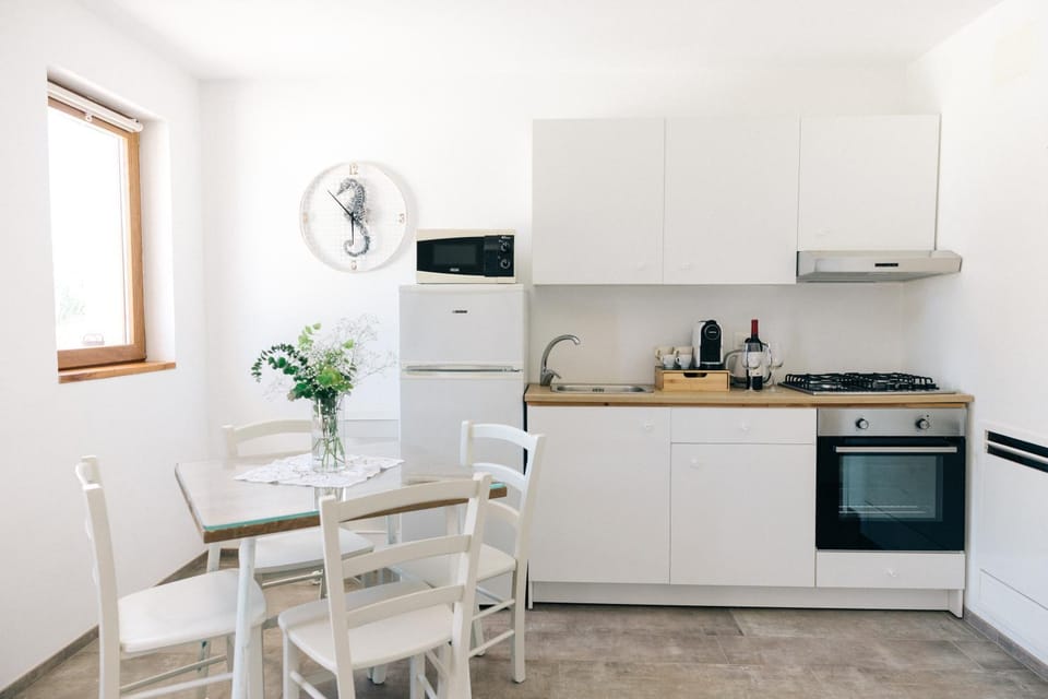 Coffee/tea facilities, Kitchen or kitchenette, Dining area, oven, stove