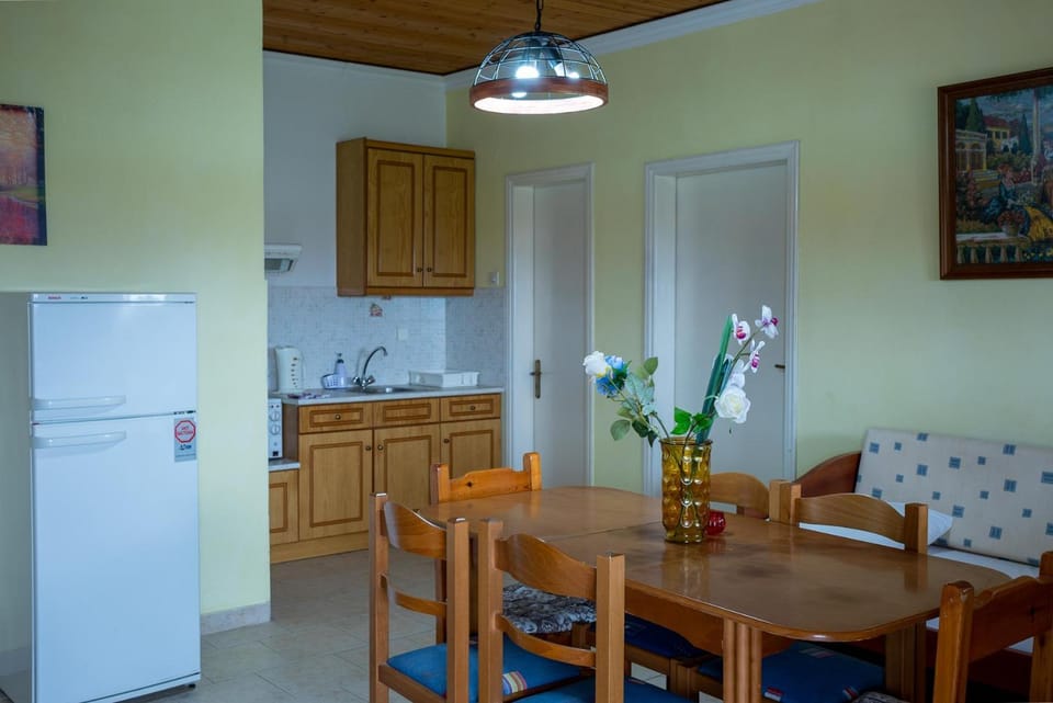 Kitchen or kitchenette, Dining area, oven, pet friendly, stove