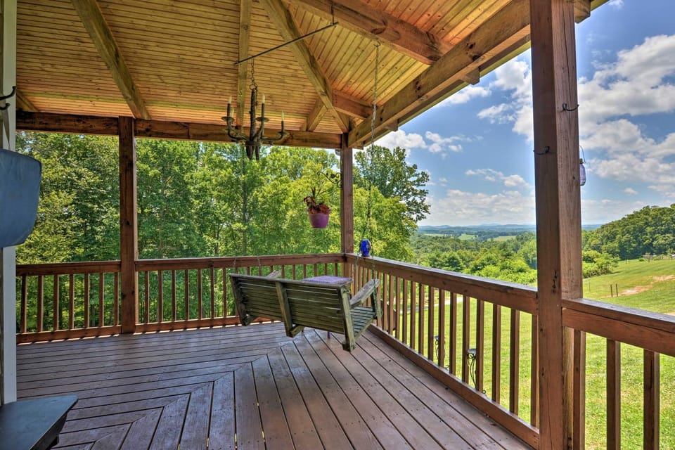 Charming Galax Retreat w/ Wraparound Deck! House in Virginia