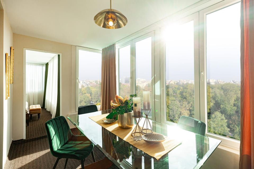 Photo of the whole room, Decorative detail, Seating area, Dining area, City view, Garden view, Lake view, Landmark view