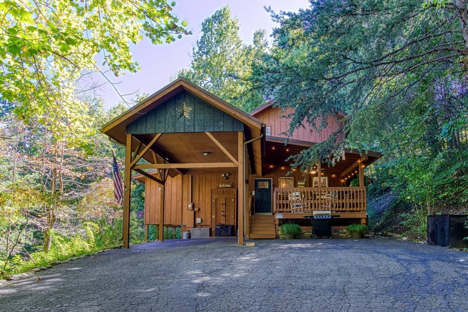 Cozy Cabin w/ Mountain Views Near SkyLift Park! Cabin in Gatlinburg