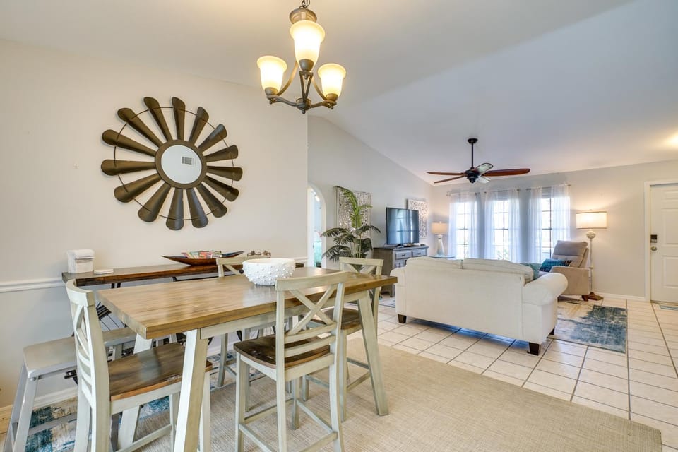 Modern Home w/ Peloton Bike & Grill in Cape Coral! House in Cape Coral