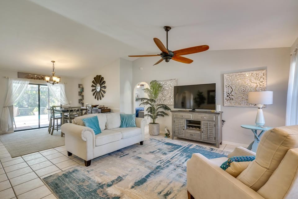 Modern Home w/ Peloton Bike & Grill in Cape Coral! House in Cape Coral