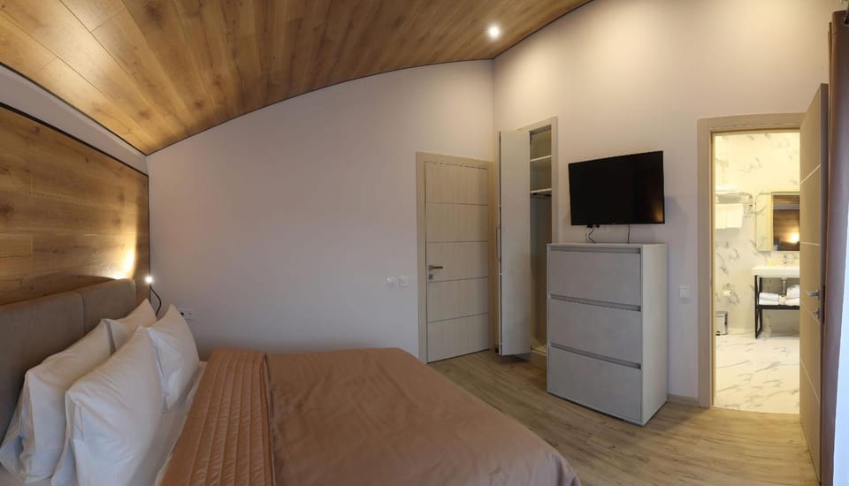 Bed, TV and multimedia, Bedroom