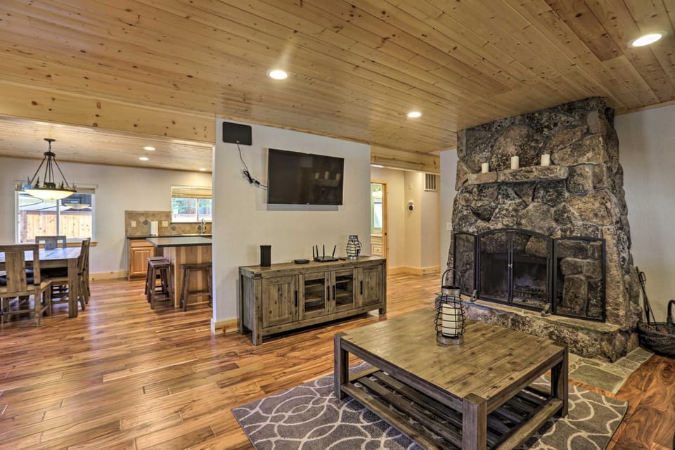 South Lake Tahoe Cabin ~ 7 Mi to Ski Resort! Cabin in Sierra Nevada