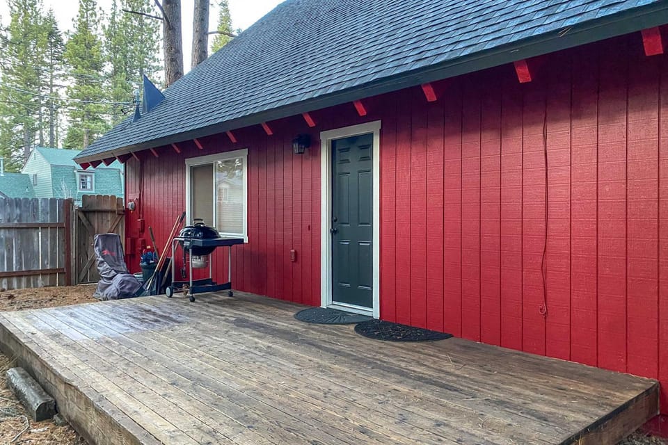 South Lake Tahoe Cabin ~ 7 Mi to Ski Resort! Cabin in Sierra Nevada