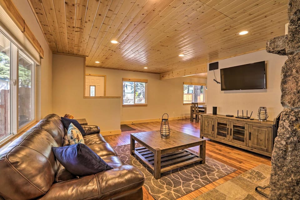 South Lake Tahoe Cabin ~ 7 Mi to Ski Resort! Cabin in Sierra Nevada