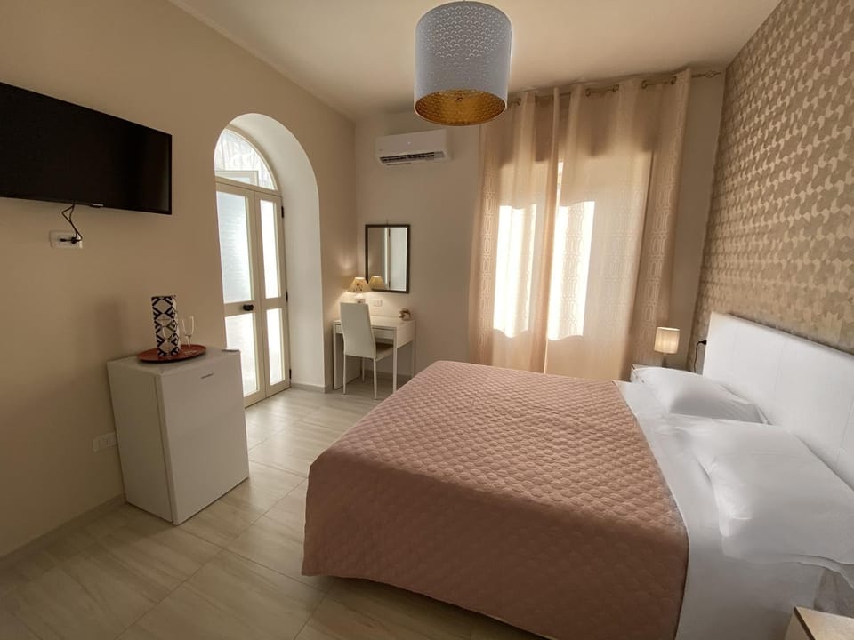 Bed, TV and multimedia, Photo of the whole room, Bedroom