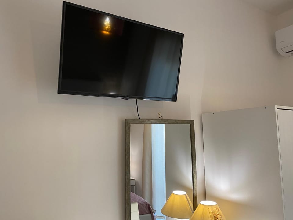 TV and multimedia, Photo of the whole room, Decorative detail