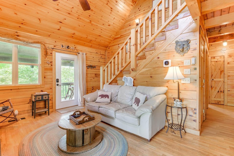 Smoky Mountain Log Cabin Close to Rafting! Cabin in Great Smoky Mountains