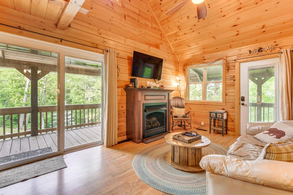 Smoky Mountain Log Cabin Close to Rafting! Cabin in Great Smoky Mountains