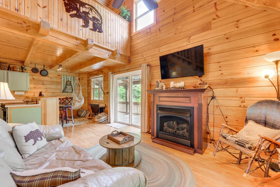 Smoky Mountain Log Cabin Close to Rafting! Cabin in Great Smoky Mountains