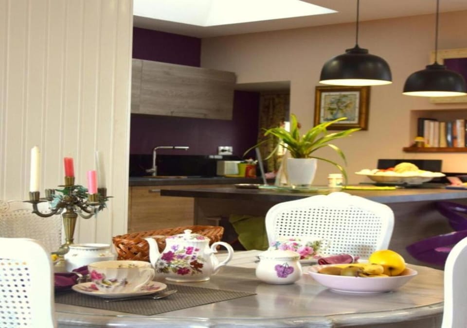 Property building, Restaurant/places to eat, Breakfast
