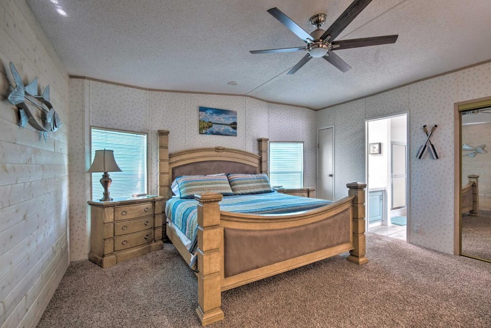 Boat Dock & Porch: Riverfront Retreat in Homosassa House in Homosassa