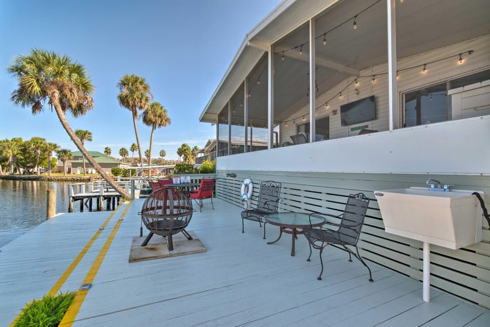 Boat Dock & Porch: Riverfront Retreat in Homosassa House in Homosassa