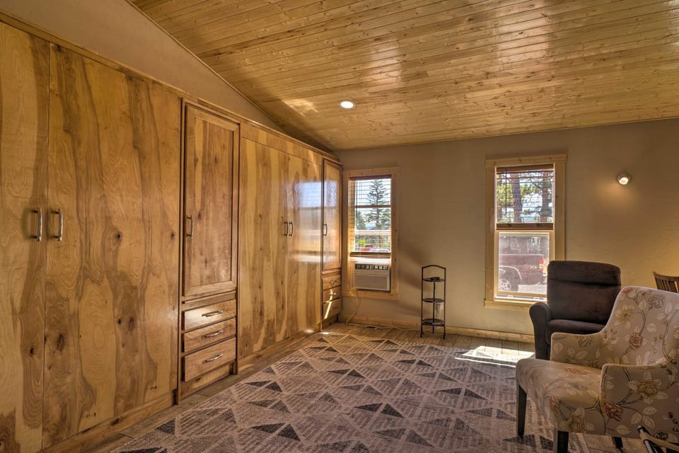 Mountain Cabin, Walk to Dining/Memorial Park! Cabin in Woodland Park