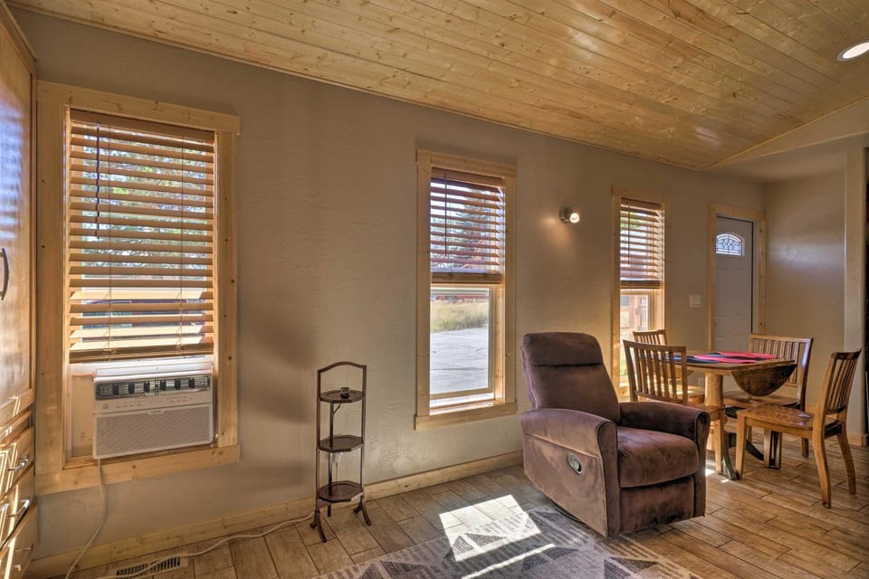 Mountain Cabin, Walk to Dining/Memorial Park! Cabin in Woodland Park