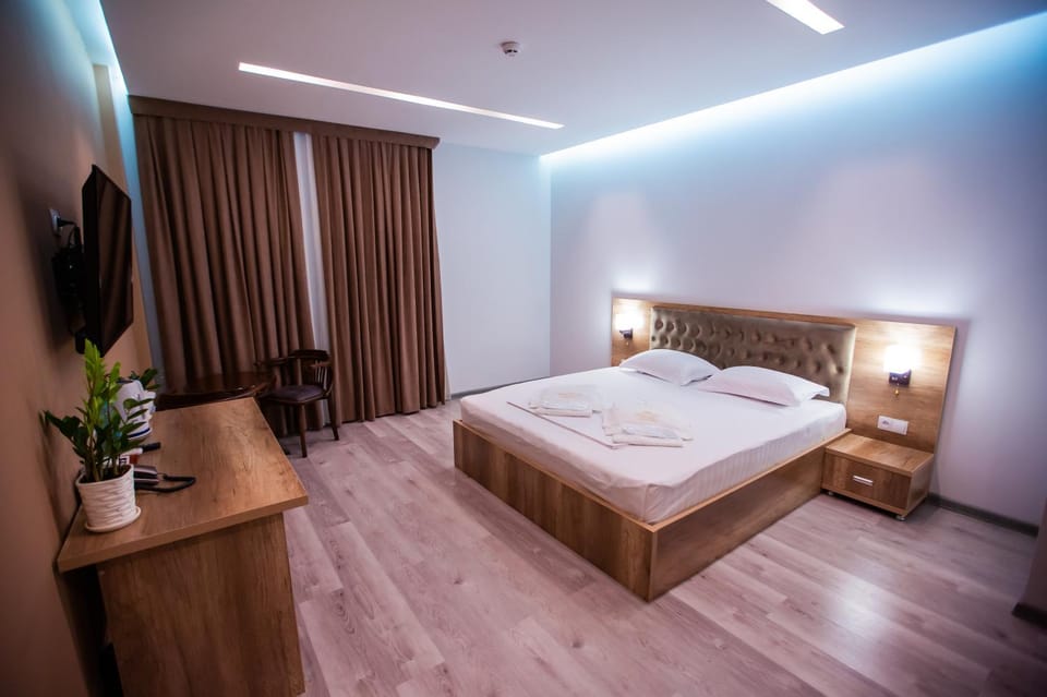 Bed, TV and multimedia, Photo of the whole room, Bedroom