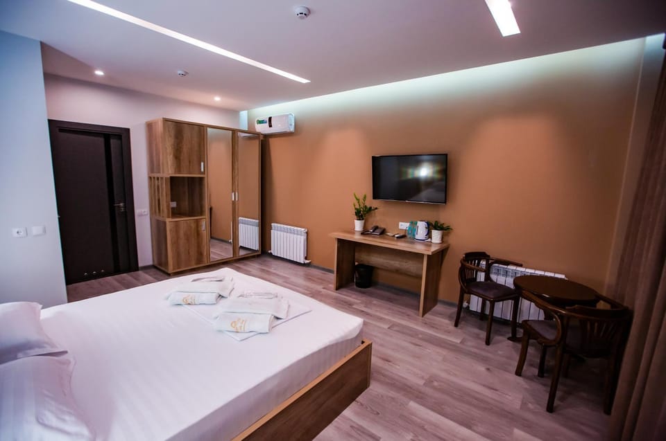 Bed, TV and multimedia, Photo of the whole room, Evening entertainment, Bedroom, wardrobe, air conditioner