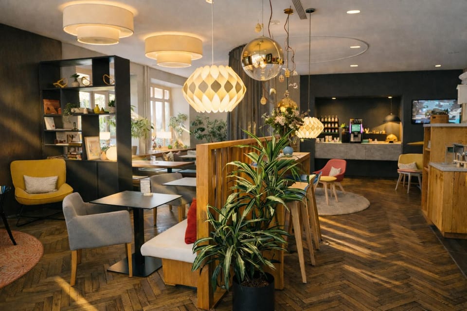 Restaurant/places to eat, Communal lounge/ TV room, Lounge or bar, Breakfast