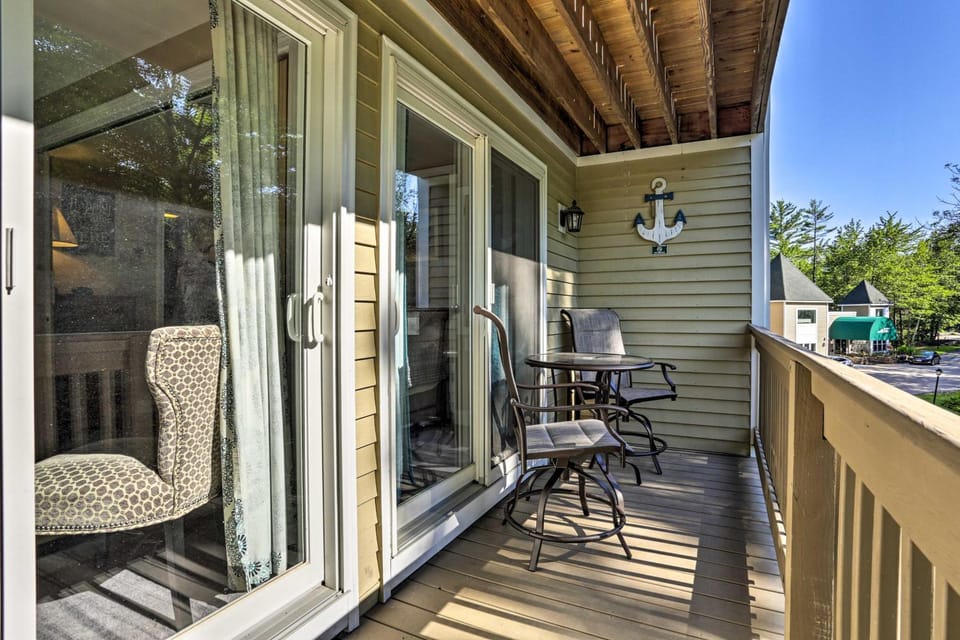 Lake Getaway: Walk Across Street to Private Beach! House in Gilford