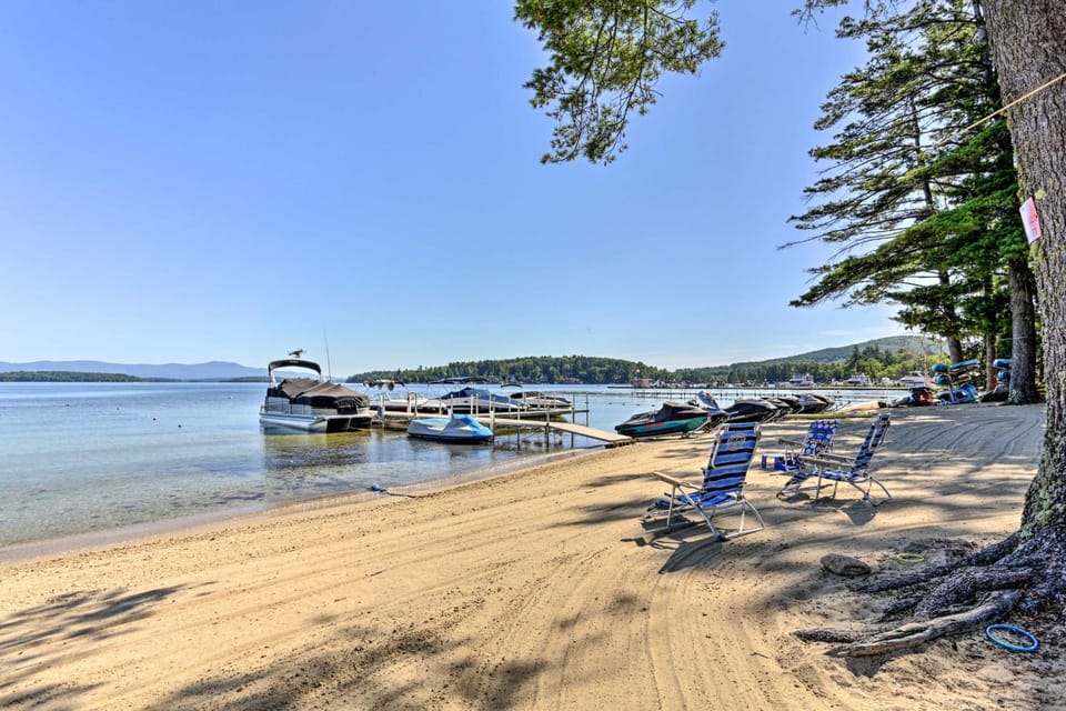 Lake Getaway: Walk Across Street to Private Beach! House in Gilford