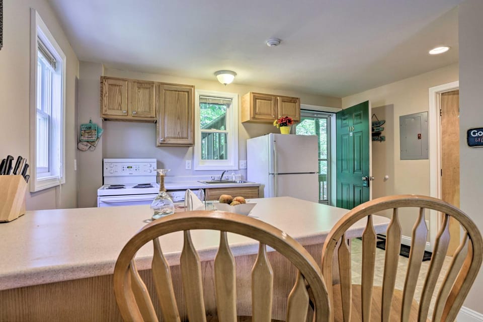 Lake Getaway: Walk Across Street to Private Beach! House in Gilford