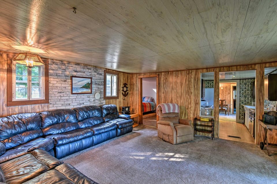 Life on the Lake with Private Dock & Fire Pit! House in Winthrop
