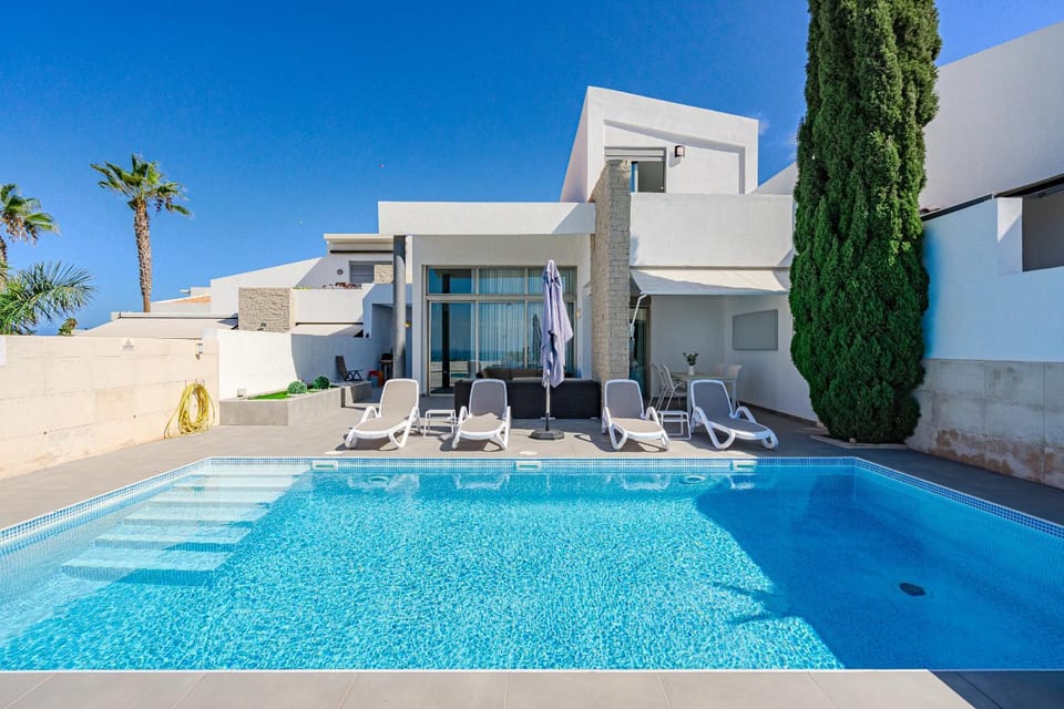 Property building, Patio, Day, Pool view, Swimming pool, sunbed