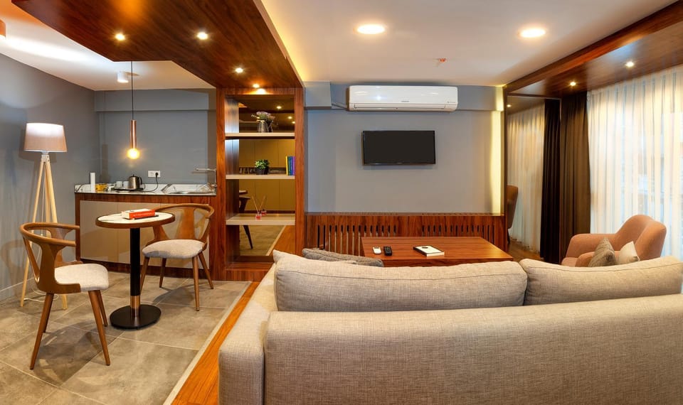 Communal lounge/ TV room, TV and multimedia, Living room, Seating area, Dining area, air conditioner