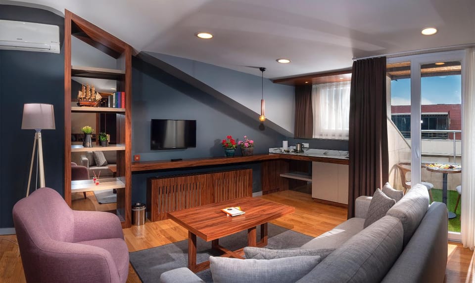 TV and multimedia, Kitchen or kitchenette, Living room, Seating area, Dining area