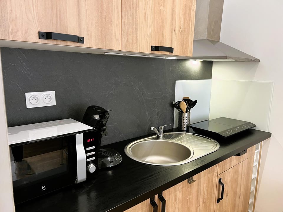 Kitchen or kitchenette, minibar, stove