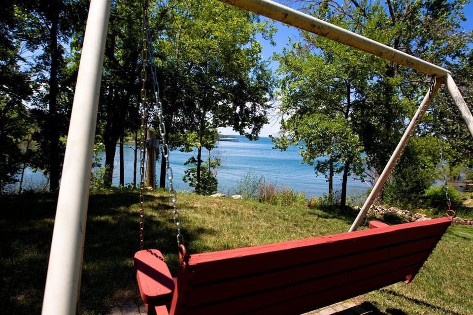 Lake Front King Suite: Full Kitchen-Lakefront Deck- Shared Hot Tub Apartment in Ridgedale