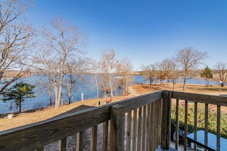 Lake Front King Suite: Full Kitchen-Lakefront Deck- Shared Hot Tub Apartment in Ridgedale