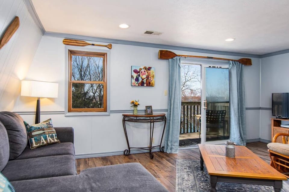 Lake Front King Suite: Full Kitchen-Lakefront Deck- Shared Hot Tub Apartment in Ridgedale