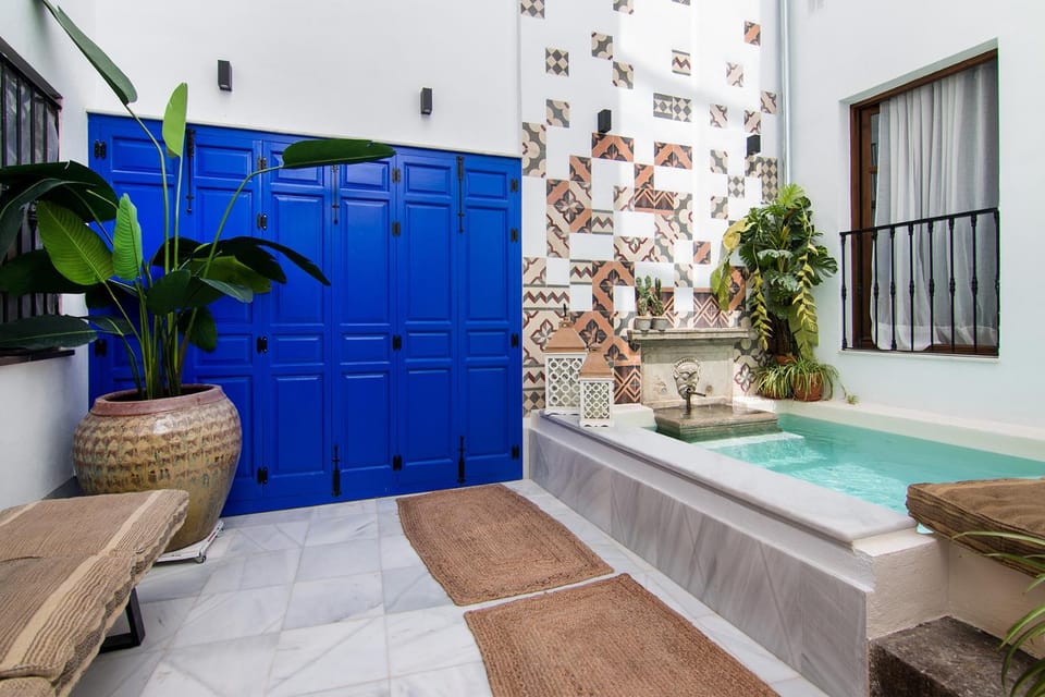 Property building, Patio, Balcony/Terrace